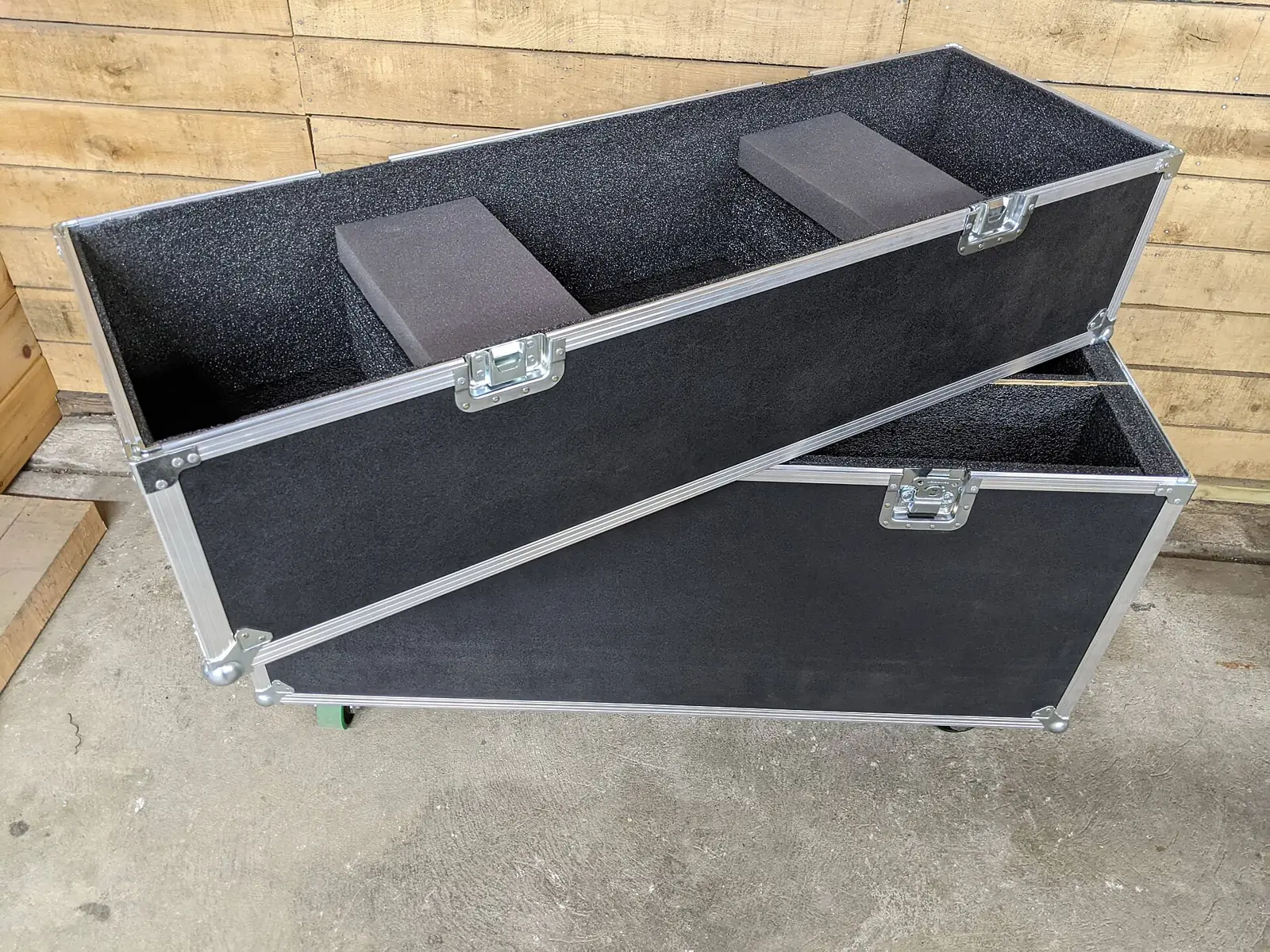 Twee flightcases met afneembaar deksel